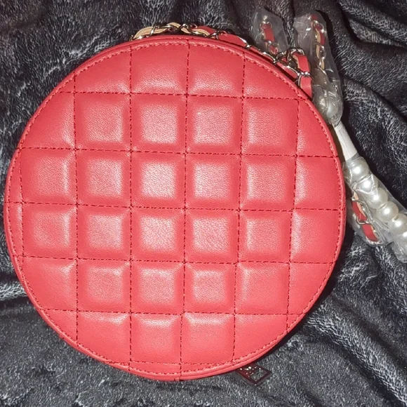 NEW🔥Badgley Mischka Mini Red and Gold Quilted Bag with Elegant Chains🔥 - Picture 4 of 9